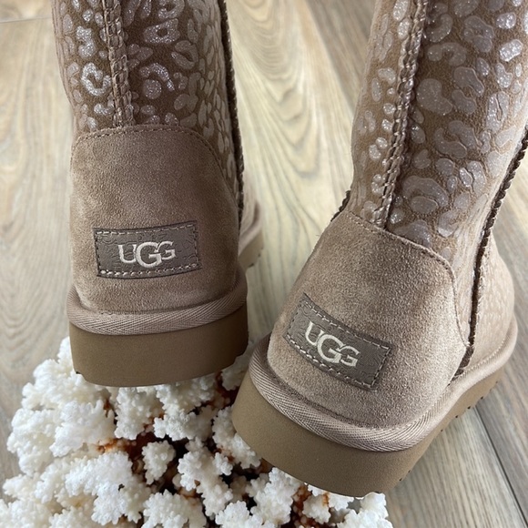 🌴🔆UGG- BROWN CLASSIC SHORT SNOW LEOPARD BOOTS🔆🌴 - Picture 2 of 16
